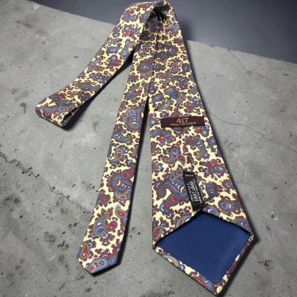 Van Heusen 417 Paisley Tie Vintage Mens Silk Necktie Cream Blue Red Made in USA‎